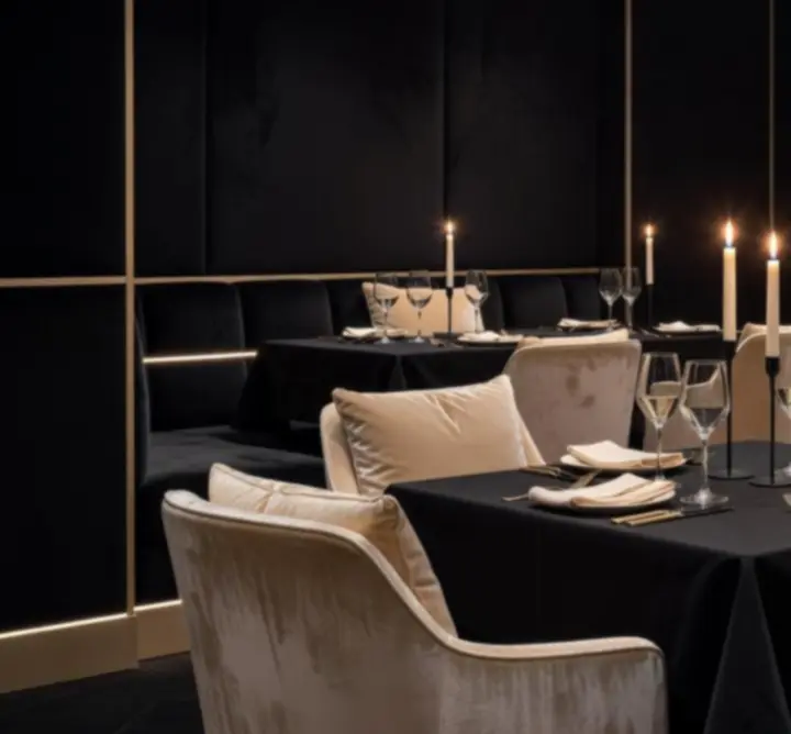 Elegancki stolik w restauracji PRIMESET LIMITED przygotowany na wieczór z pokerem offline
