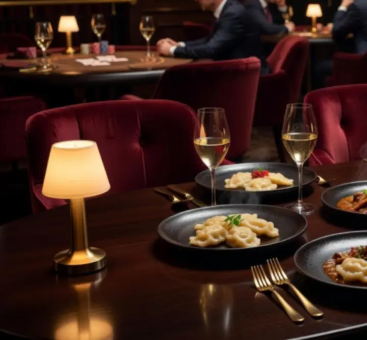 Eleganckie dania w stylu fine dining na tle pokerowego stołu