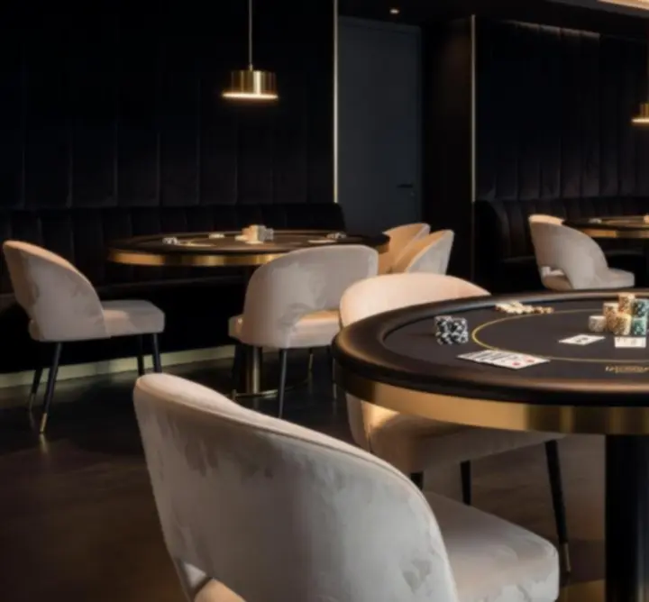 Wnętrze poker lounge w odcieniach czerni i szampana