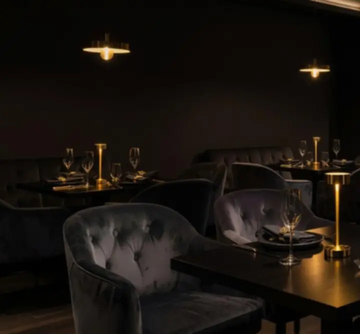 Ekskluzywne wnętrze restauracji-lounge PRIMESET LIMITED w czerni i szampanowym złocie