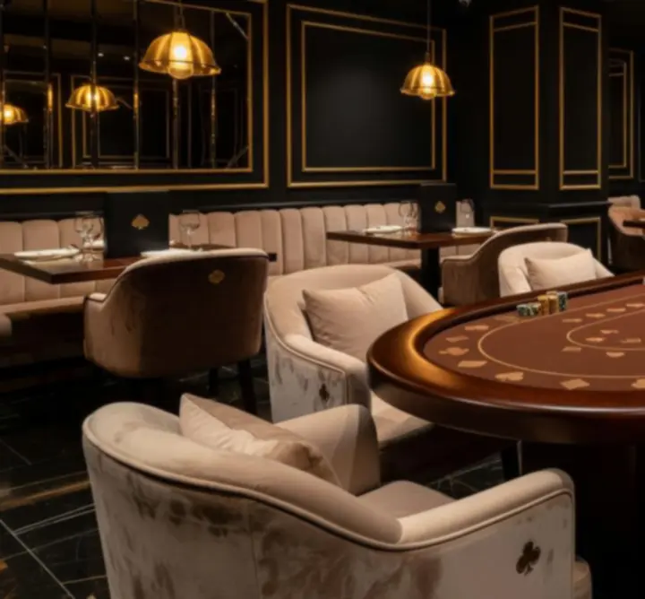 Czarne i złote wnętrze restauracji w stylu poker lounge